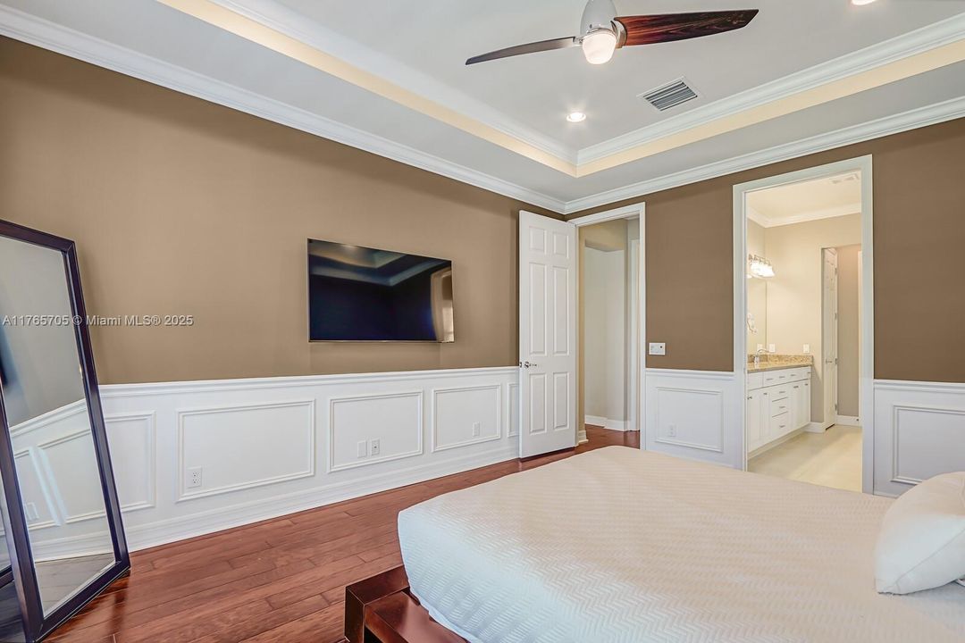 Vendido Recientemente: $1,242,000 (4 camas, 3 baños, 2600 Pies cuadrados)