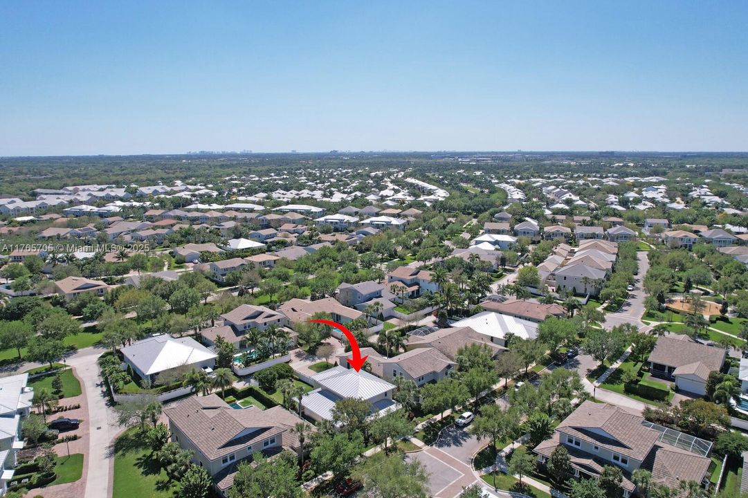 Vendido Recientemente: $1,242,000 (4 camas, 3 baños, 2600 Pies cuadrados)