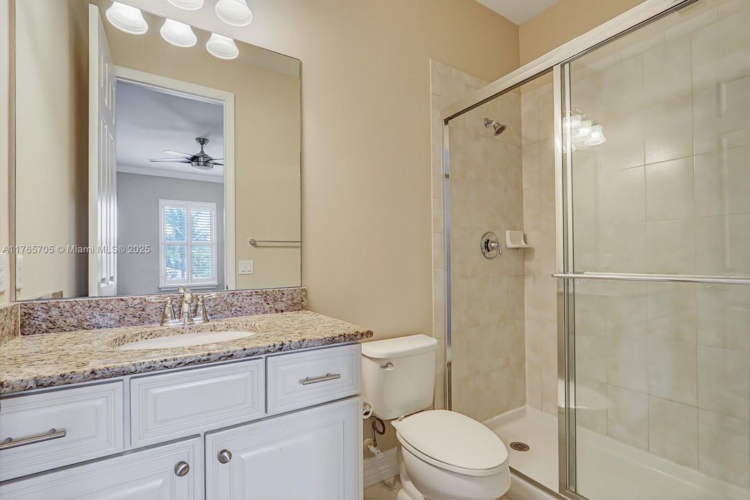 Vendido Recientemente: $1,242,000 (4 camas, 3 baños, 2600 Pies cuadrados)