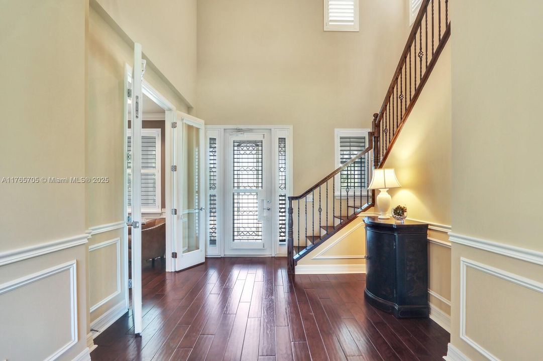 Vendido Recientemente: $1,242,000 (4 camas, 3 baños, 2600 Pies cuadrados)