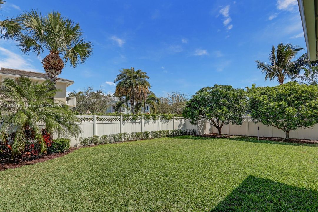 Vendido Recientemente: $1,242,000 (4 camas, 3 baños, 2600 Pies cuadrados)