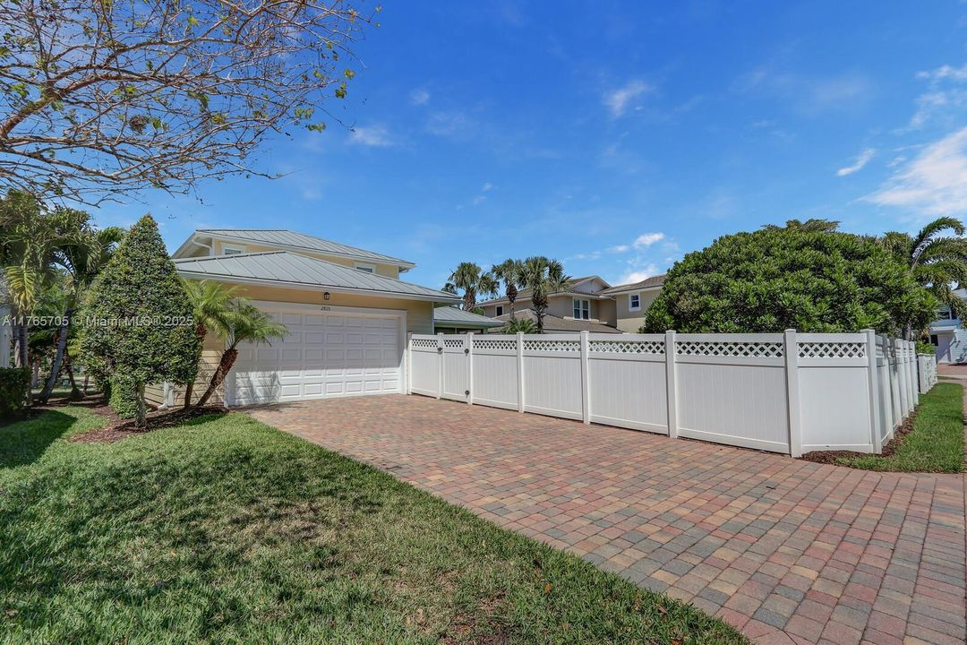 Vendido Recientemente: $1,242,000 (4 camas, 3 baños, 2600 Pies cuadrados)