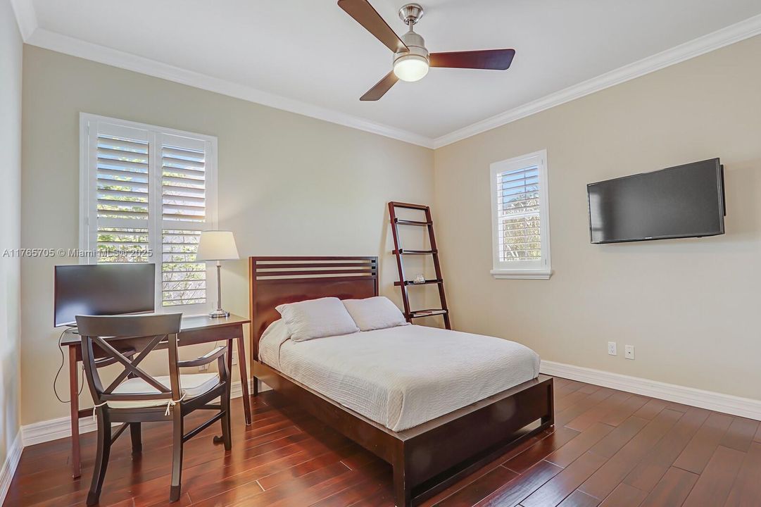 Vendido Recientemente: $1,242,000 (4 camas, 3 baños, 2600 Pies cuadrados)