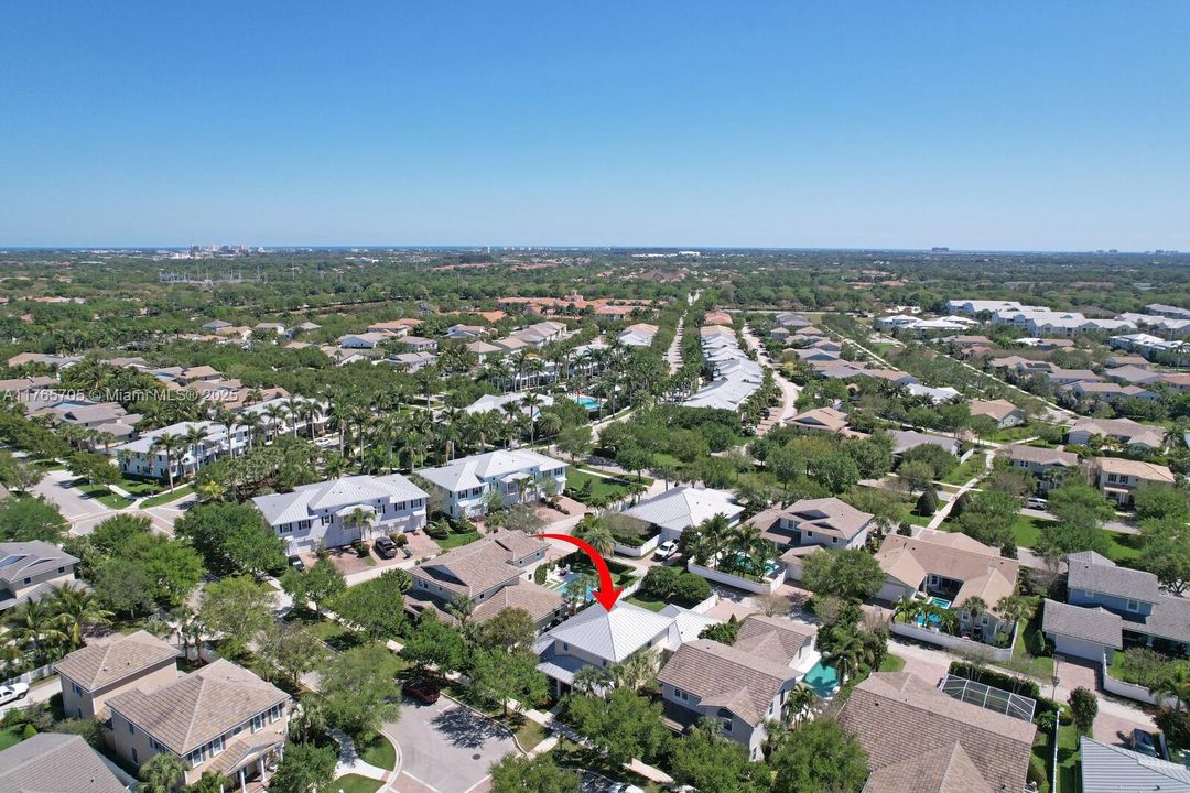 Vendido Recientemente: $1,242,000 (4 camas, 3 baños, 2600 Pies cuadrados)