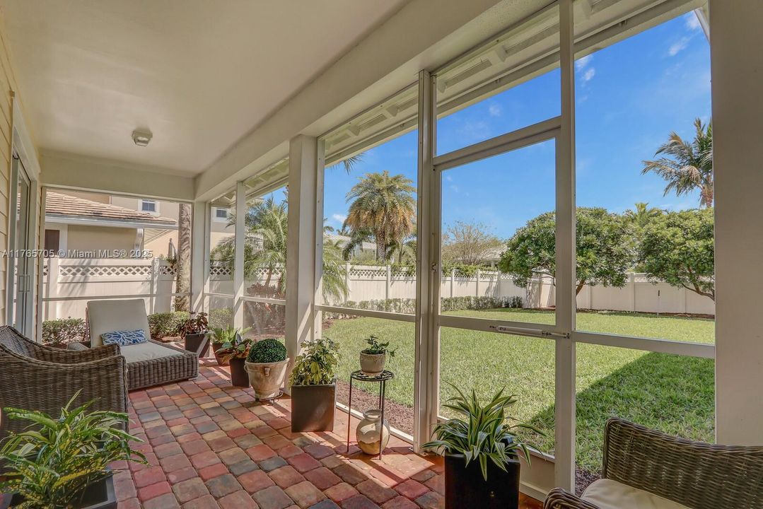 Vendido Recientemente: $1,242,000 (4 camas, 3 baños, 2600 Pies cuadrados)