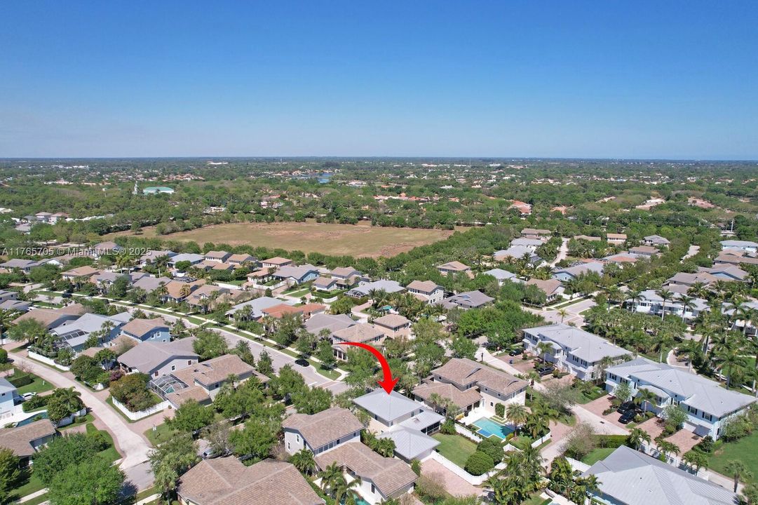 Vendido Recientemente: $1,242,000 (4 camas, 3 baños, 2600 Pies cuadrados)