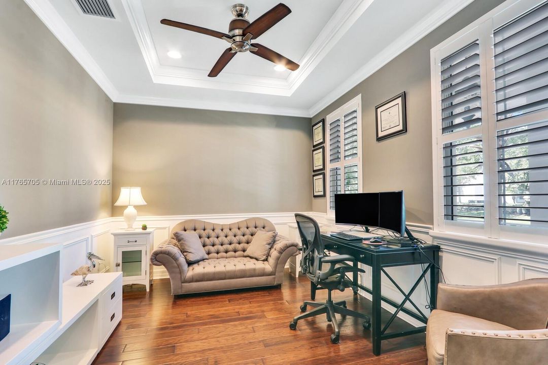 Vendido Recientemente: $1,242,000 (4 camas, 3 baños, 2600 Pies cuadrados)