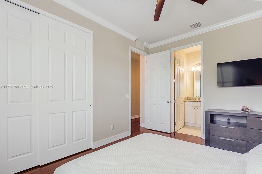 Vendido Recientemente: $1,242,000 (4 camas, 3 baños, 2600 Pies cuadrados)