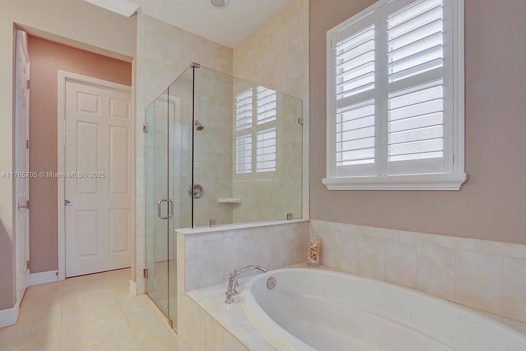 Vendido Recientemente: $1,242,000 (4 camas, 3 baños, 2600 Pies cuadrados)