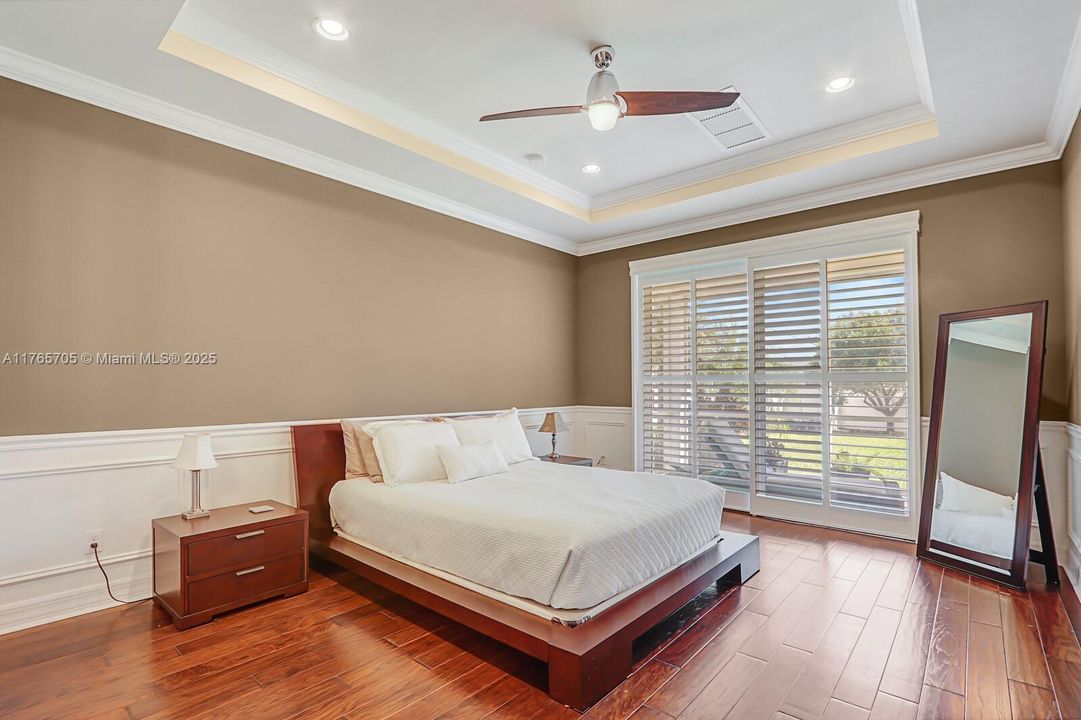 Vendido Recientemente: $1,242,000 (4 camas, 3 baños, 2600 Pies cuadrados)