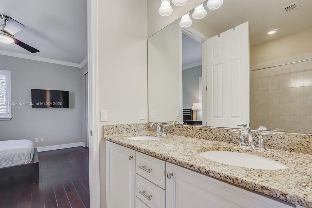 Vendido Recientemente: $1,242,000 (4 camas, 3 baños, 2600 Pies cuadrados)