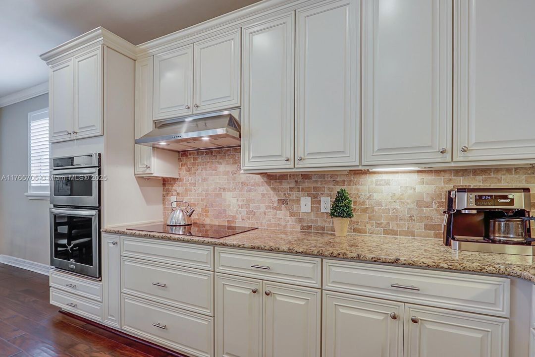 Vendido Recientemente: $1,242,000 (4 camas, 3 baños, 2600 Pies cuadrados)