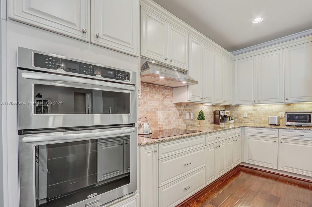 Vendido Recientemente: $1,242,000 (4 camas, 3 baños, 2600 Pies cuadrados)