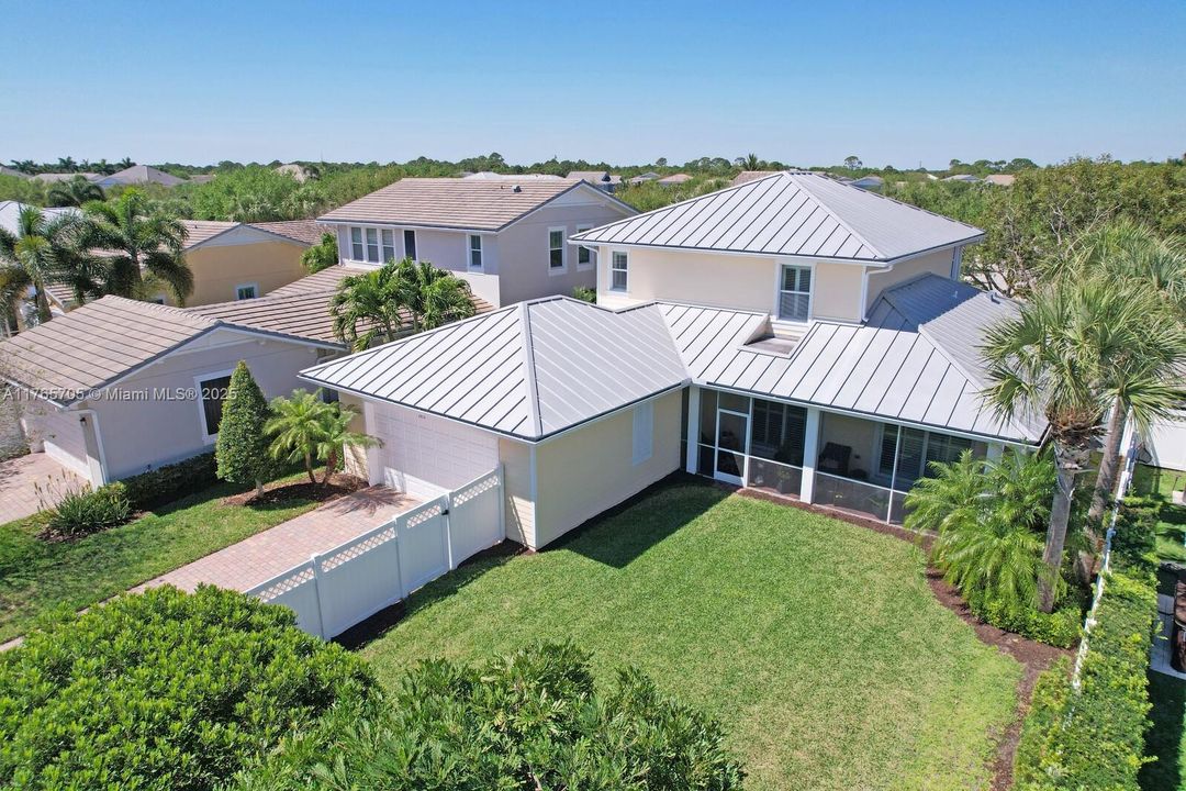 Vendido Recientemente: $1,242,000 (4 camas, 3 baños, 2600 Pies cuadrados)