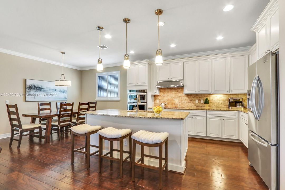 Vendido Recientemente: $1,242,000 (4 camas, 3 baños, 2600 Pies cuadrados)