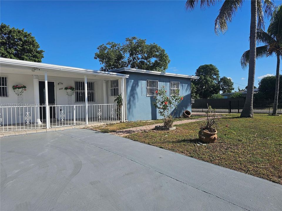 Recently Rented: $3,000 (3 beds, 2 baths, 1593 Square Feet)