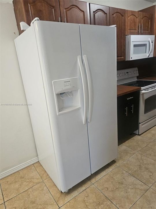 Recently Rented: $3,000 (3 beds, 2 baths, 1593 Square Feet)