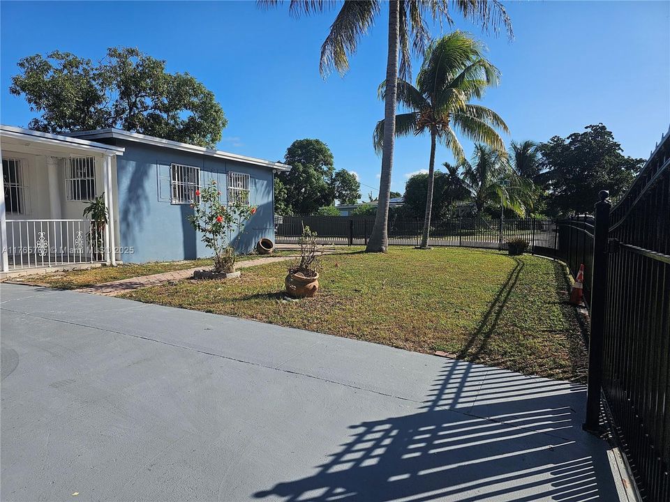 Recently Rented: $3,000 (3 beds, 2 baths, 1593 Square Feet)