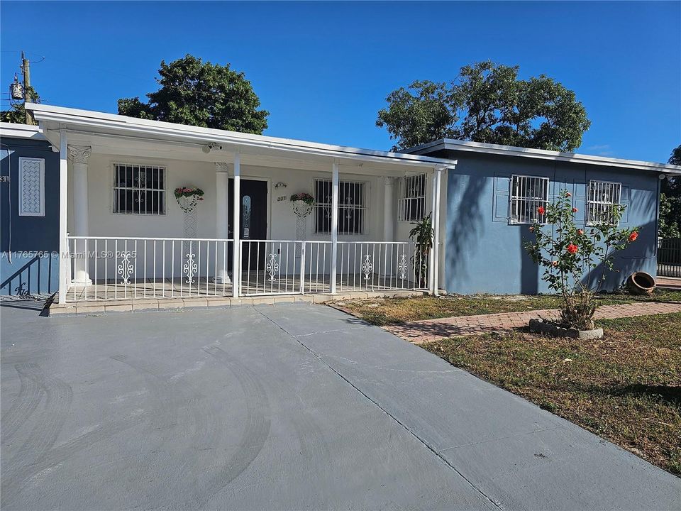 Recently Rented: $3,000 (3 beds, 2 baths, 1593 Square Feet)