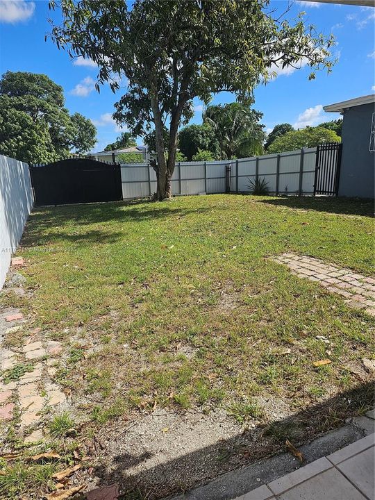 Recently Rented: $3,000 (3 beds, 2 baths, 1593 Square Feet)