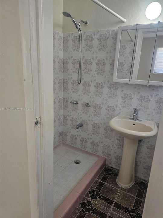 Recently Rented: $3,000 (3 beds, 2 baths, 1593 Square Feet)