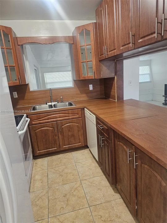 Recently Rented: $3,000 (3 beds, 2 baths, 1593 Square Feet)