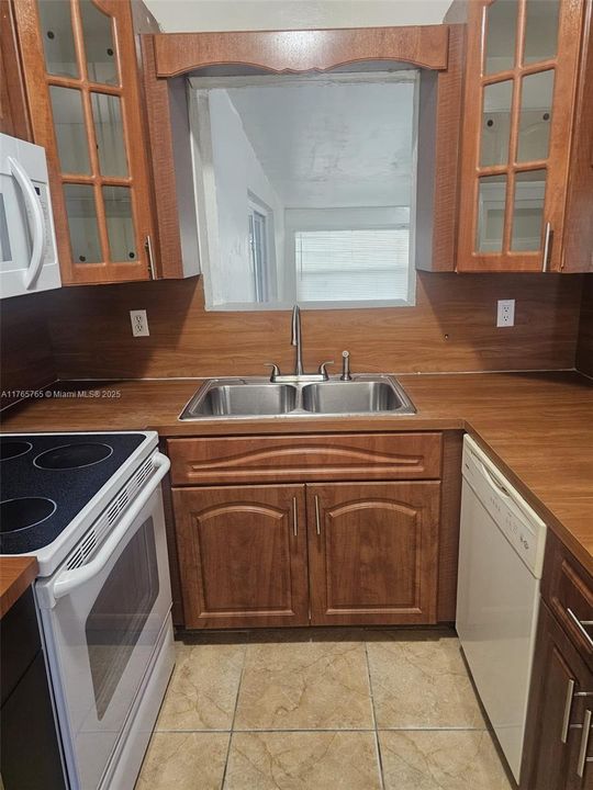 Recently Rented: $3,000 (3 beds, 2 baths, 1593 Square Feet)