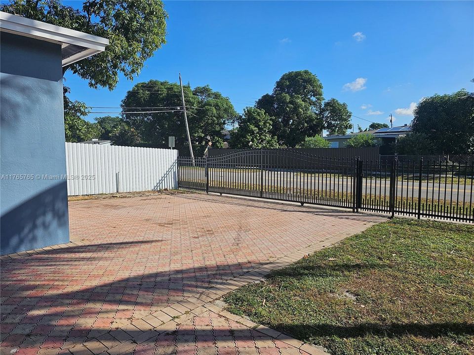 Recently Rented: $3,000 (3 beds, 2 baths, 1593 Square Feet)