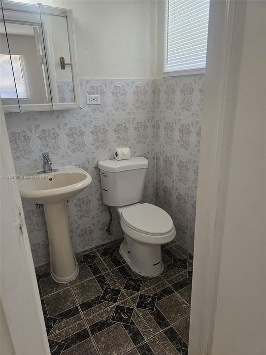 Recently Rented: $3,000 (3 beds, 2 baths, 1593 Square Feet)