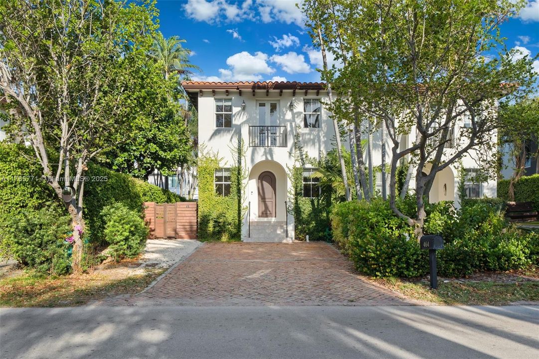 Recently Sold: $2,750,000 (3 beds, 3 baths, 3624 Square Feet)
