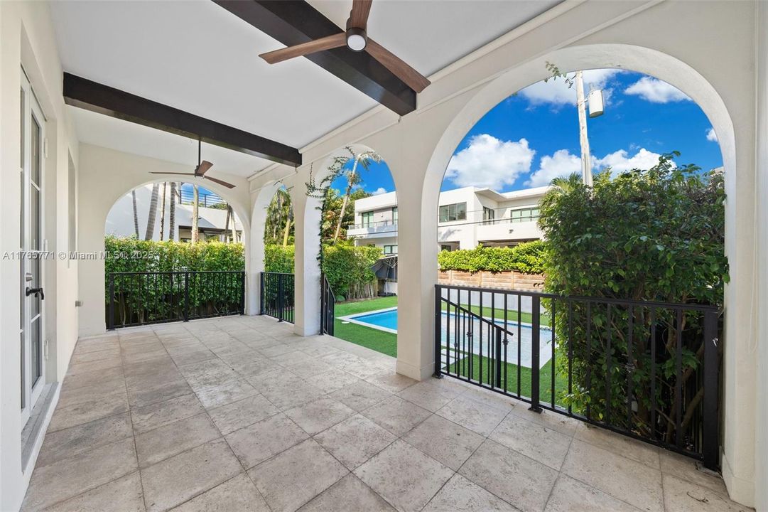 Recently Sold: $2,750,000 (3 beds, 3 baths, 3624 Square Feet)