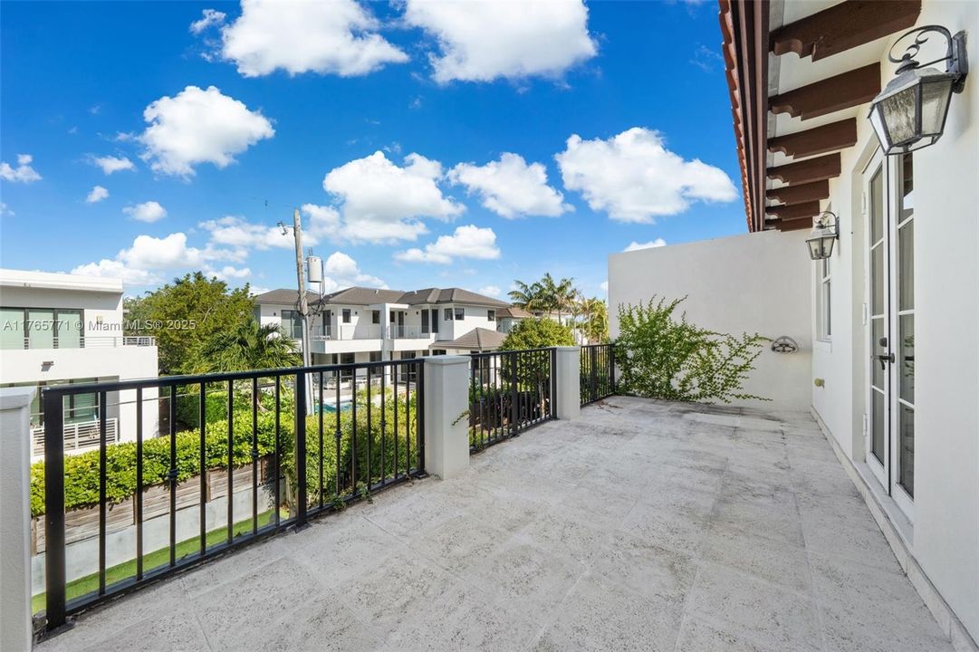 Recently Sold: $2,750,000 (3 beds, 3 baths, 3624 Square Feet)