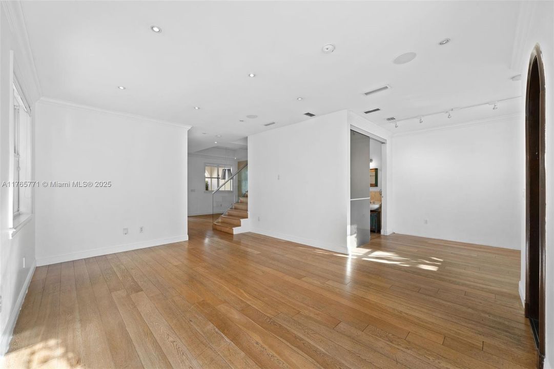 Recently Sold: $2,750,000 (3 beds, 3 baths, 3624 Square Feet)