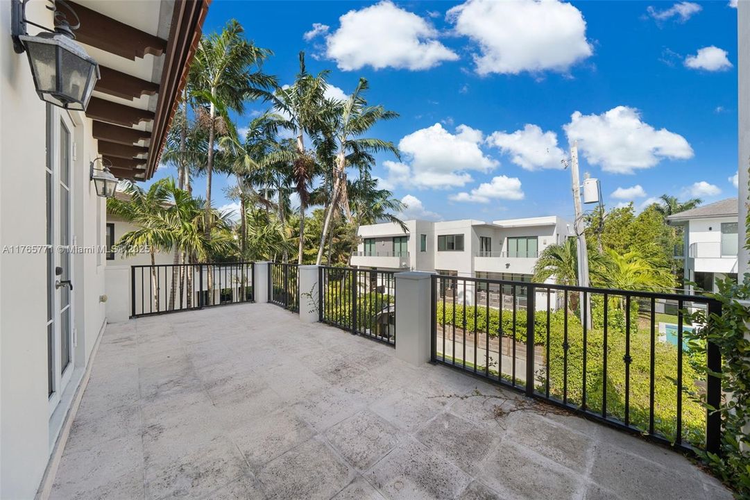 Recently Sold: $2,750,000 (3 beds, 3 baths, 3624 Square Feet)