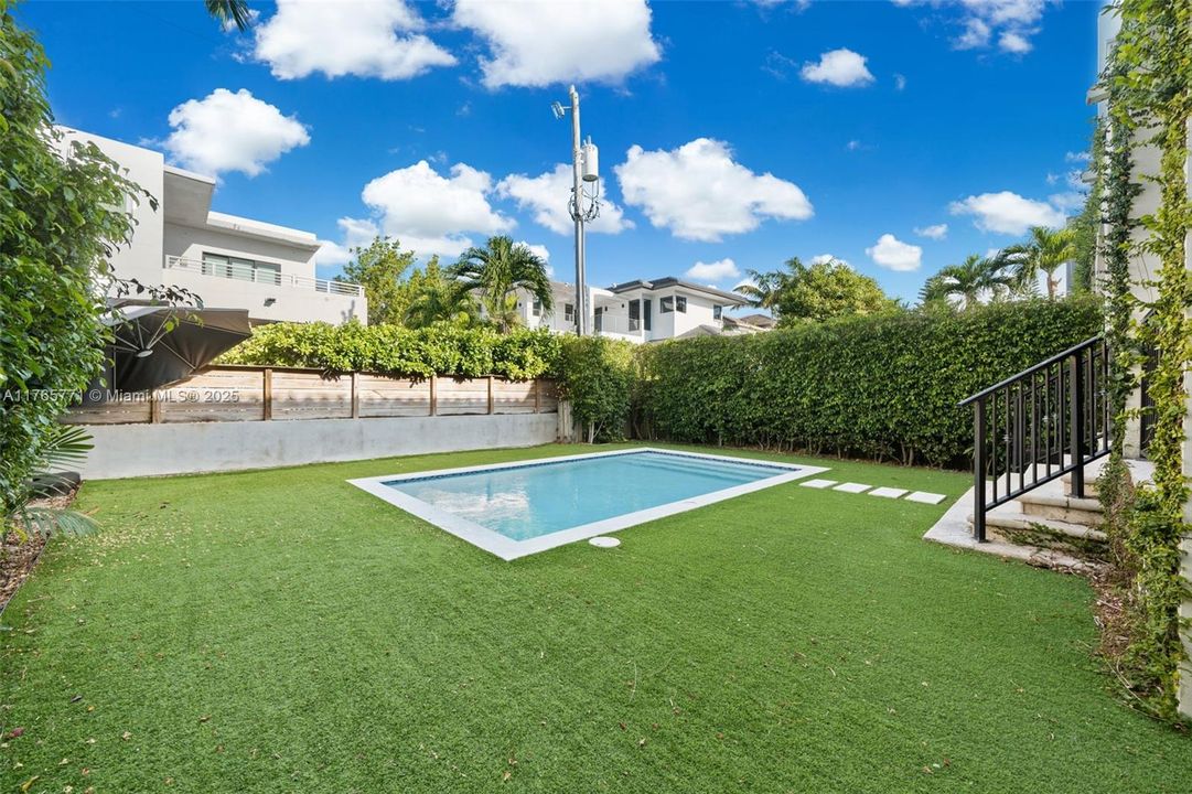 Recently Sold: $2,750,000 (3 beds, 3 baths, 3624 Square Feet)