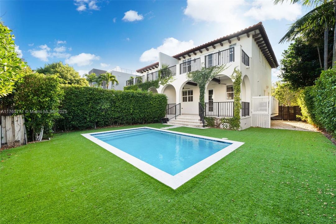 Recently Sold: $2,750,000 (3 beds, 3 baths, 3624 Square Feet)