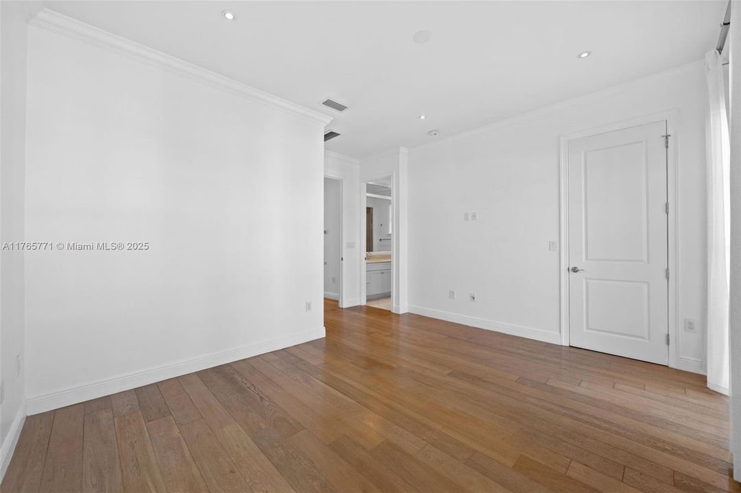 Recently Sold: $2,750,000 (3 beds, 3 baths, 3624 Square Feet)