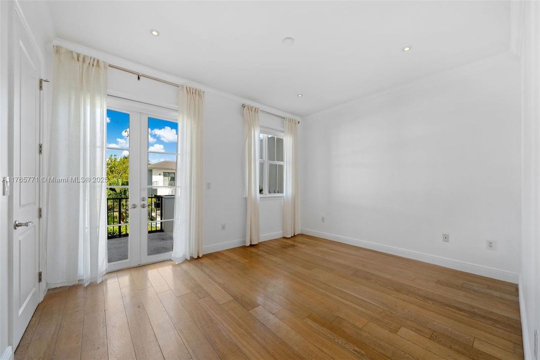 Recently Sold: $2,750,000 (3 beds, 3 baths, 3624 Square Feet)