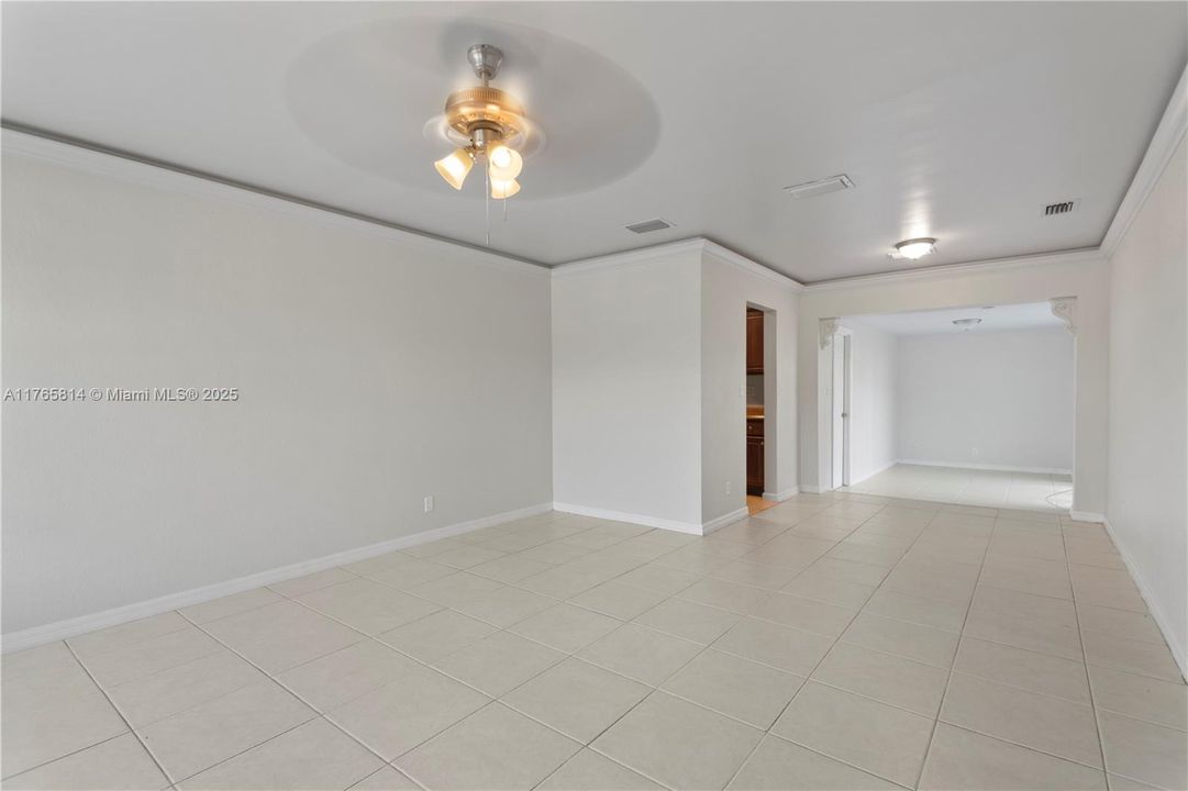 最近售出: $389,900 (4 贝兹, 2 浴室, 1408 平方英尺)