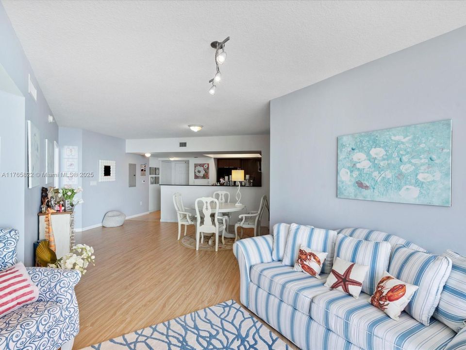 For Sale: $862,500 (1 beds, 1 baths, 1000 Square Feet)