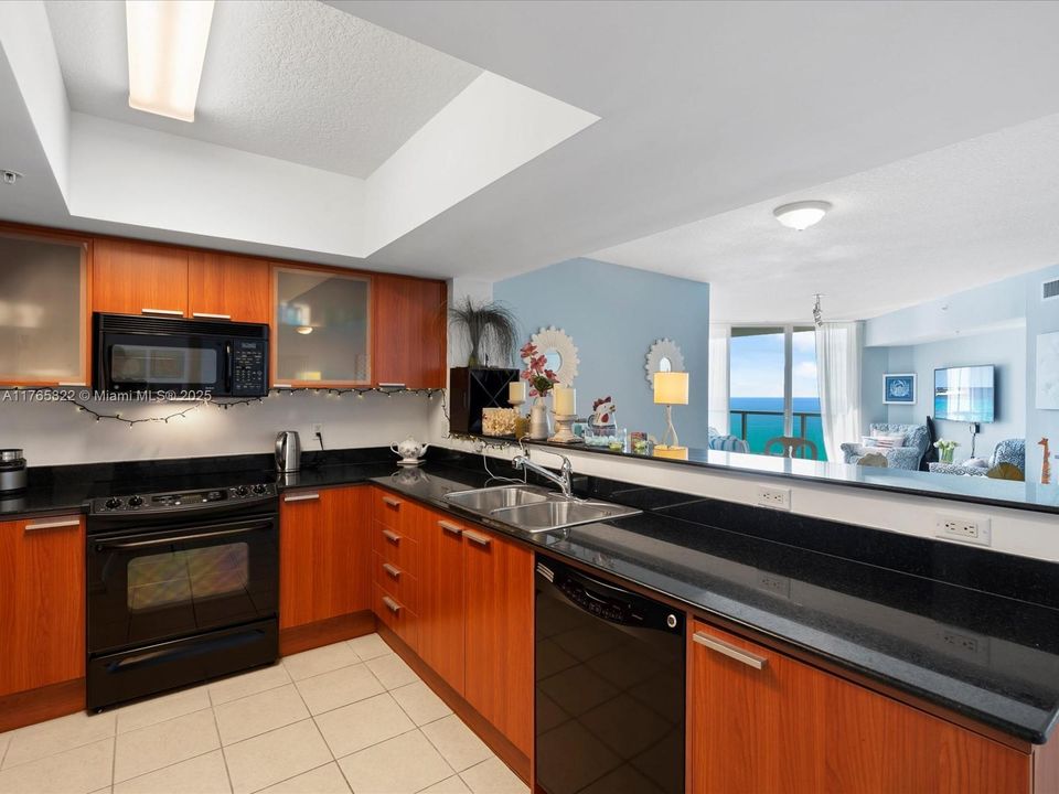 For Sale: $862,500 (1 beds, 1 baths, 1000 Square Feet)