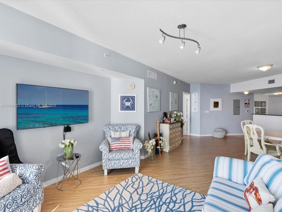 For Sale: $862,500 (1 beds, 1 baths, 1000 Square Feet)