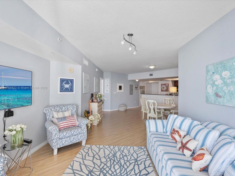For Sale: $862,500 (1 beds, 1 baths, 1000 Square Feet)