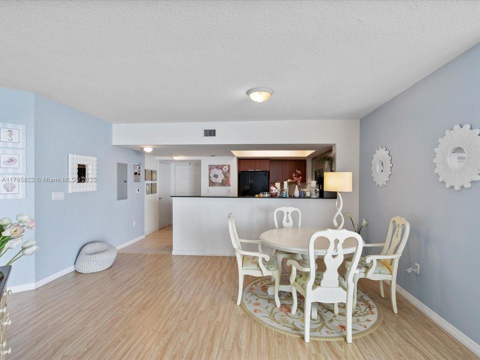 For Sale: $862,500 (1 beds, 1 baths, 1000 Square Feet)