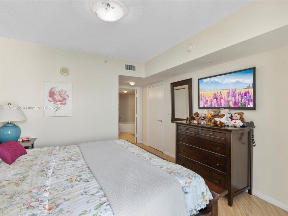 For Sale: $862,500 (1 beds, 1 baths, 1000 Square Feet)