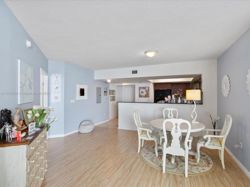 For Sale: $862,500 (1 beds, 1 baths, 1000 Square Feet)