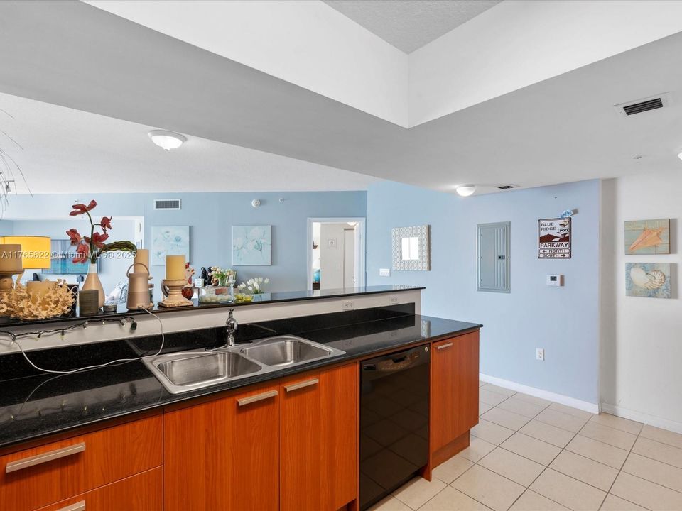 For Sale: $862,500 (1 beds, 1 baths, 1000 Square Feet)