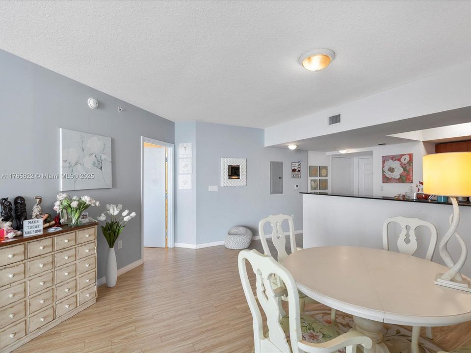 For Sale: $862,500 (1 beds, 1 baths, 1000 Square Feet)