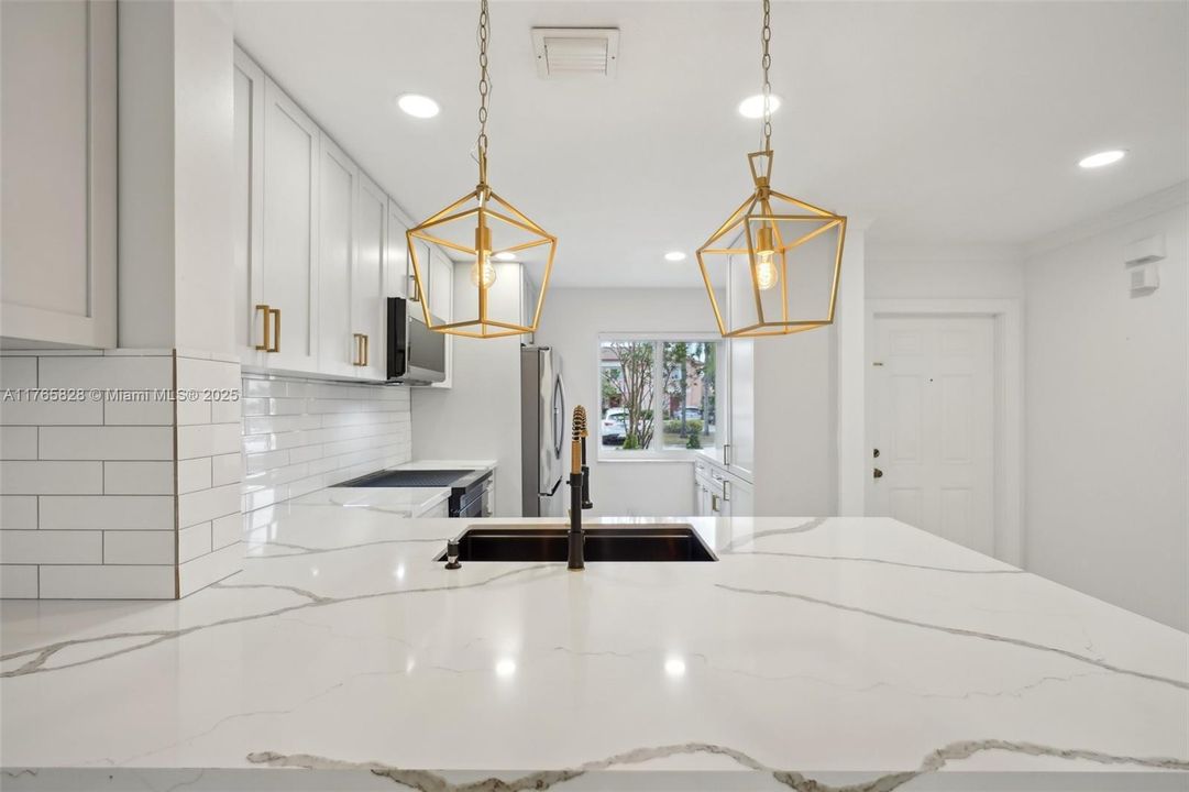 Vendido Recientemente: $449,000 (3 camas, 2 baños, 1361 Pies cuadrados)