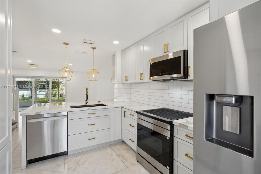 Vendido Recientemente: $449,000 (3 camas, 2 baños, 1361 Pies cuadrados)